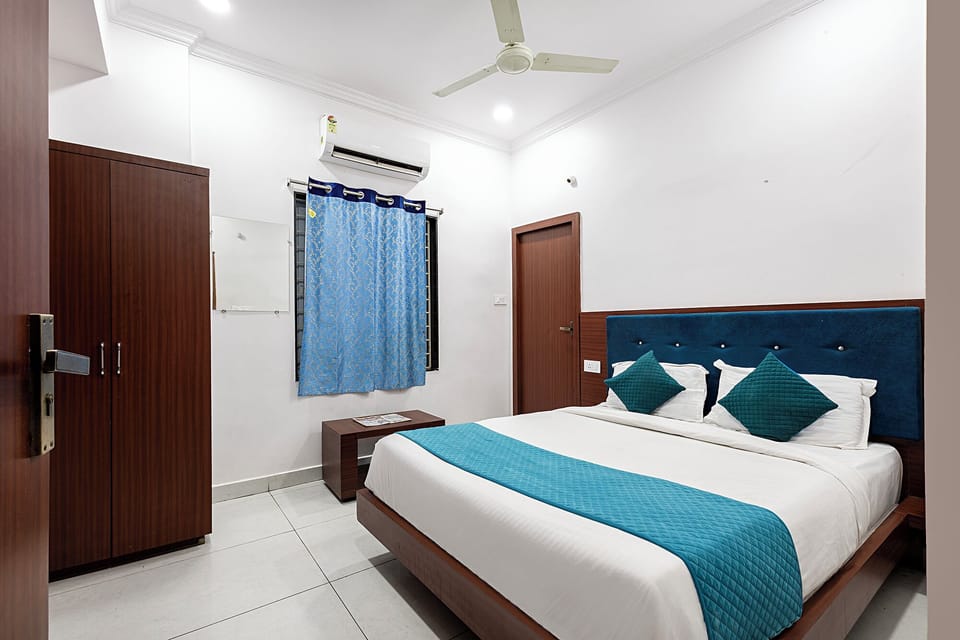 Deluxe Room | Egyptian cotton sheets, premium bedding, in-room safe, desk