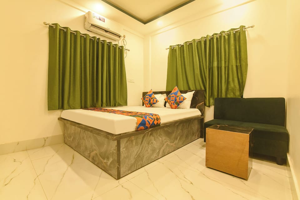 Egyptian cotton sheets, premium bedding, in-room safe, desk
