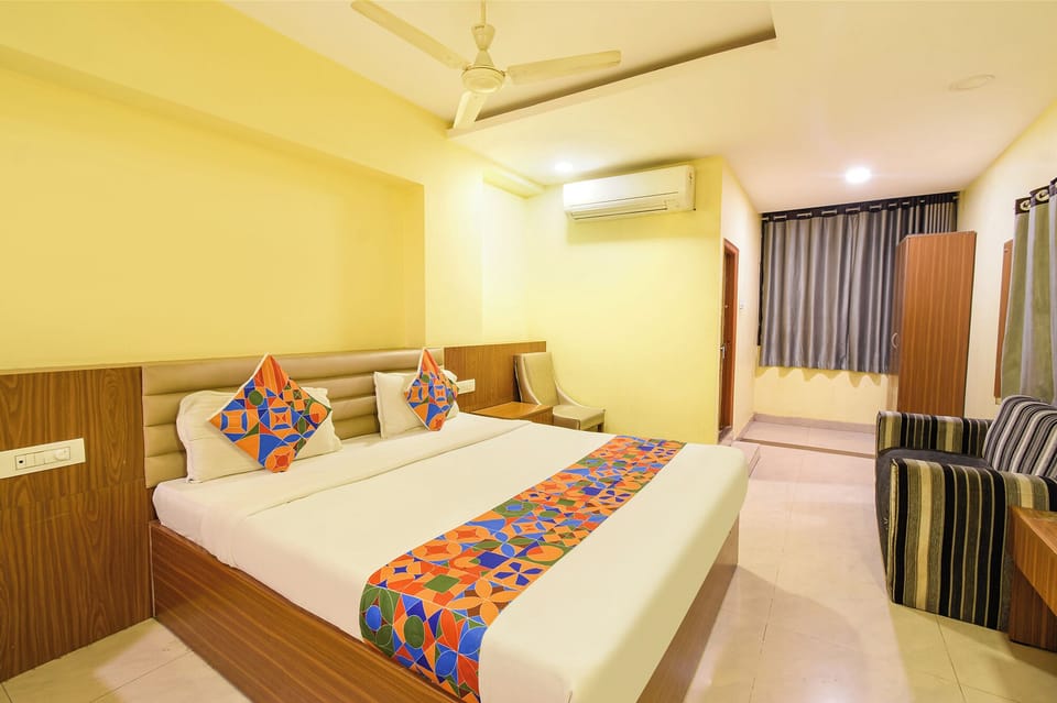 Egyptian cotton sheets, premium bedding, in-room safe, desk