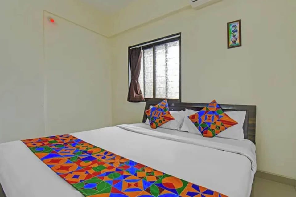 Deluxe Room | Egyptian cotton sheets, premium bedding, in-room safe, desk