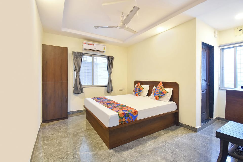 Egyptian cotton sheets, premium bedding, in-room safe, desk
