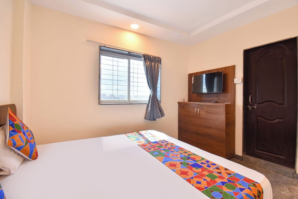Egyptian cotton sheets, premium bedding, in-room safe, desk