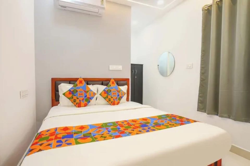 Egyptian cotton sheets, premium bedding, in-room safe, desk