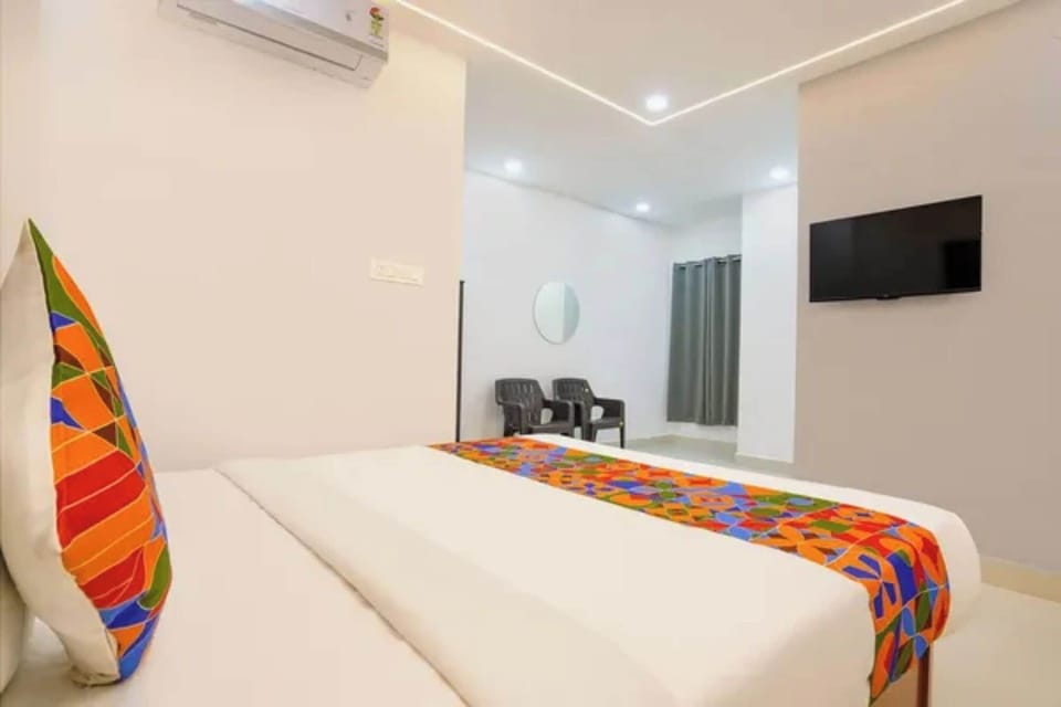 Egyptian cotton sheets, premium bedding, in-room safe, desk