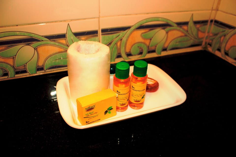 Deluxe Room | Bathroom | Shower, rainfall showerhead, towels, toilet paper