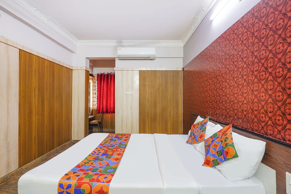 Egyptian cotton sheets, premium bedding, in-room safe, desk
