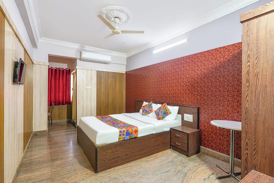 Egyptian cotton sheets, premium bedding, in-room safe, desk