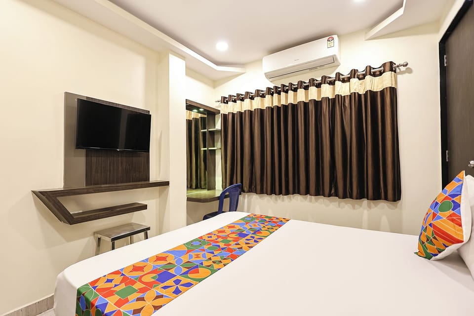 Egyptian cotton sheets, premium bedding, in-room safe, desk