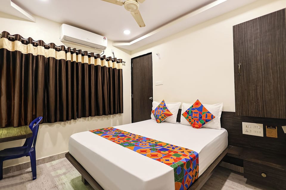Egyptian cotton sheets, premium bedding, in-room safe, desk