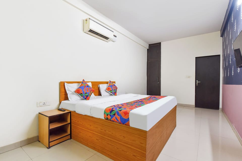 Deluxe Room | Egyptian cotton sheets, premium bedding, desk, WiFi (free)