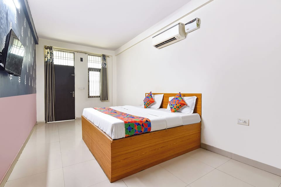 Egyptian cotton sheets, premium bedding, desk, WiFi (free)