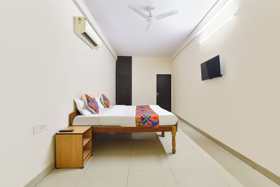 Deluxe Room | Egyptian cotton sheets, premium bedding, desk, WiFi (free)