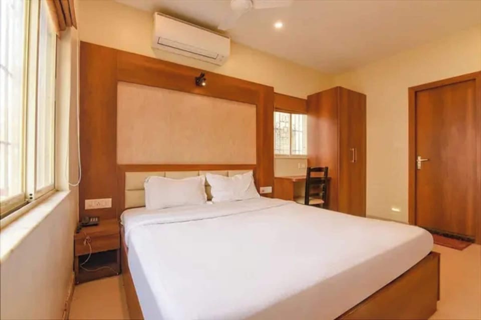 Deluxe Room | Egyptian cotton sheets, premium bedding, in-room safe, desk