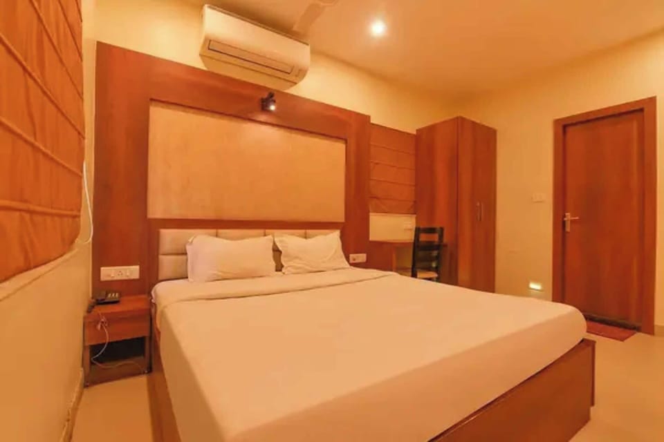 Egyptian cotton sheets, premium bedding, in-room safe, desk