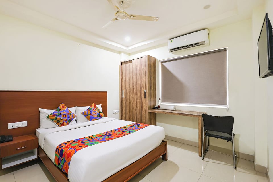 Egyptian cotton sheets, premium bedding, in-room safe, desk