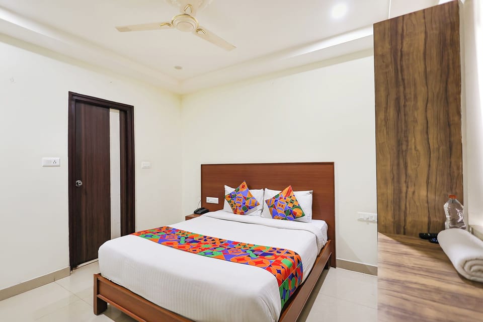 Deluxe Room | Egyptian cotton sheets, premium bedding, in-room safe, desk