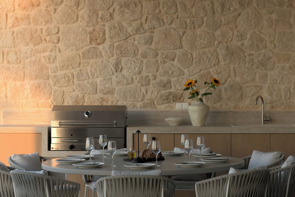 Here, dining becomes a ritual of togetherness, simple, generous, an