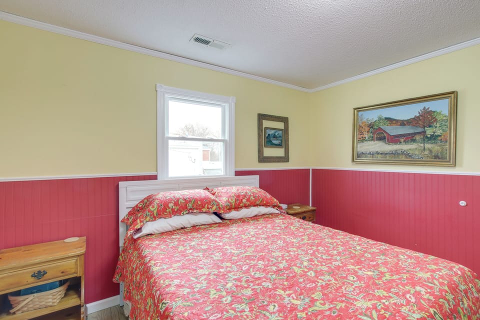 Bedroom 1 | Queen Bed