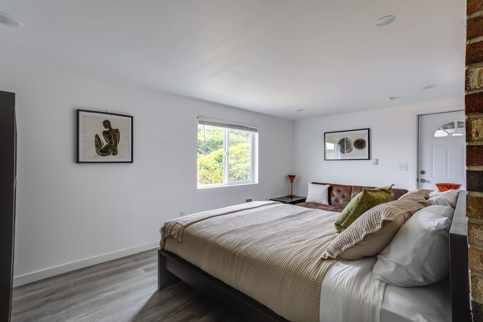 Bedroom 1 | Queen Bed