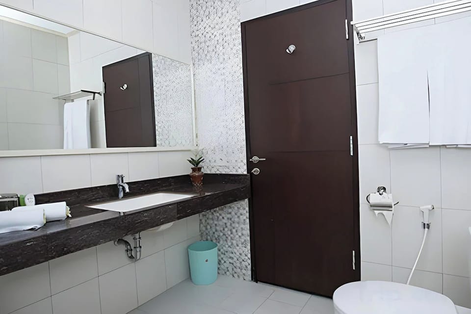 Superior Double Room | Bathroom | Free toiletries, hair dryer (on request), towels, soap