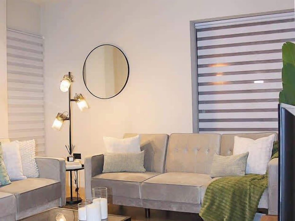 The airy living area serves as a central hub for your stay, bringing together the kitchen, dining area, and lounge. Comfortable furnishings, a Smart TV with streaming access, and two sofa beds make the space both practical and inviting.