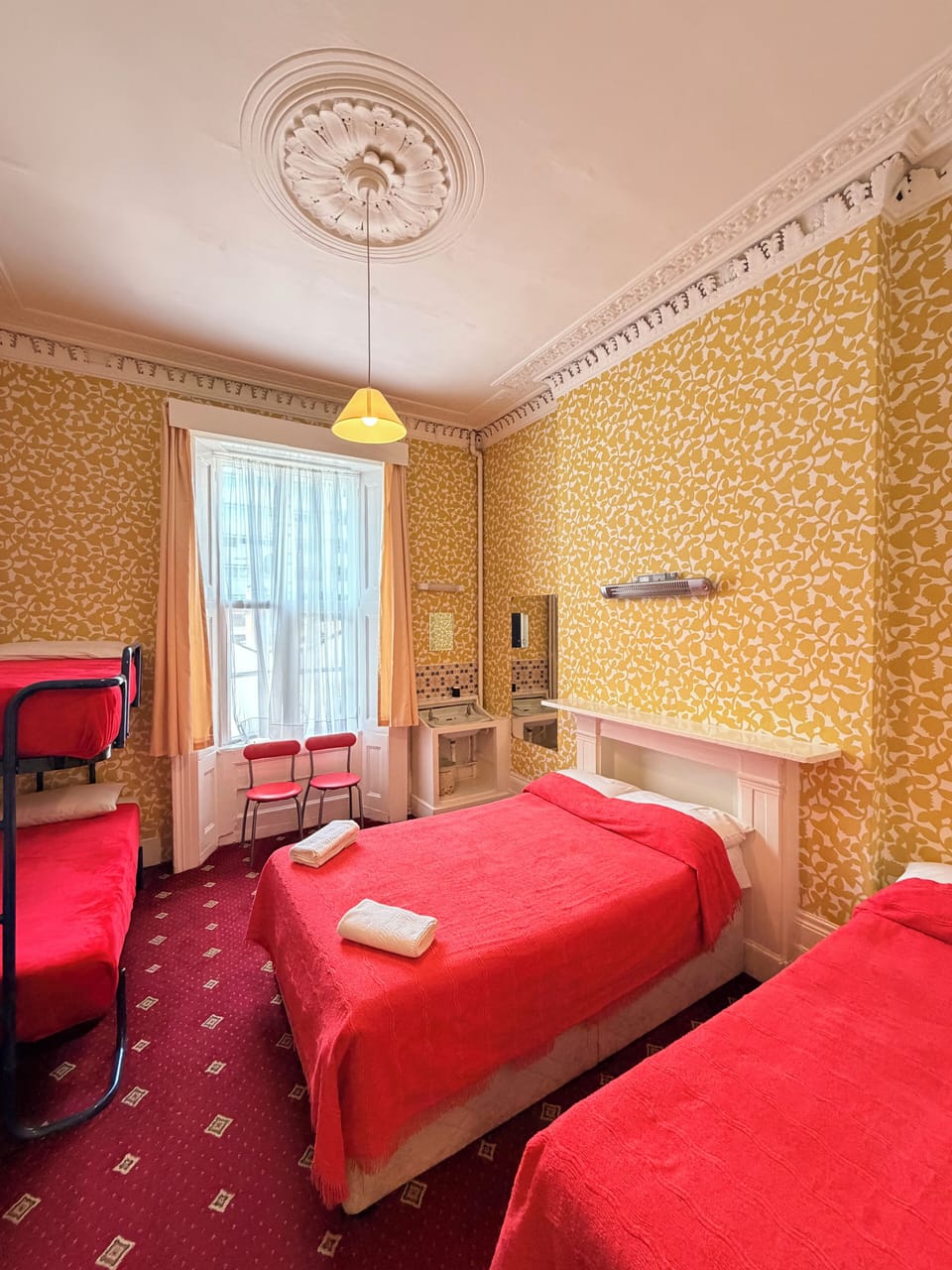 Basic Quadruple Family with shared bathroom | WiFi (free)