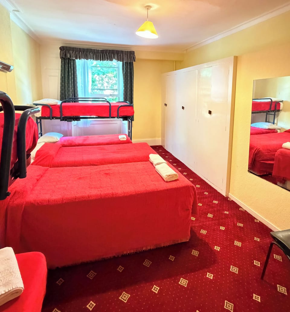 Basic Quadruple Room with shared bathroom | WiFi (free)
