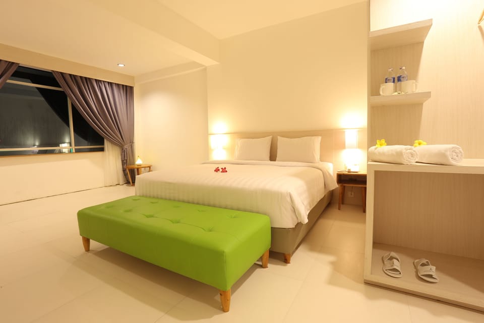 Deluxe Room | Premium bedding, desk, WiFi (free)