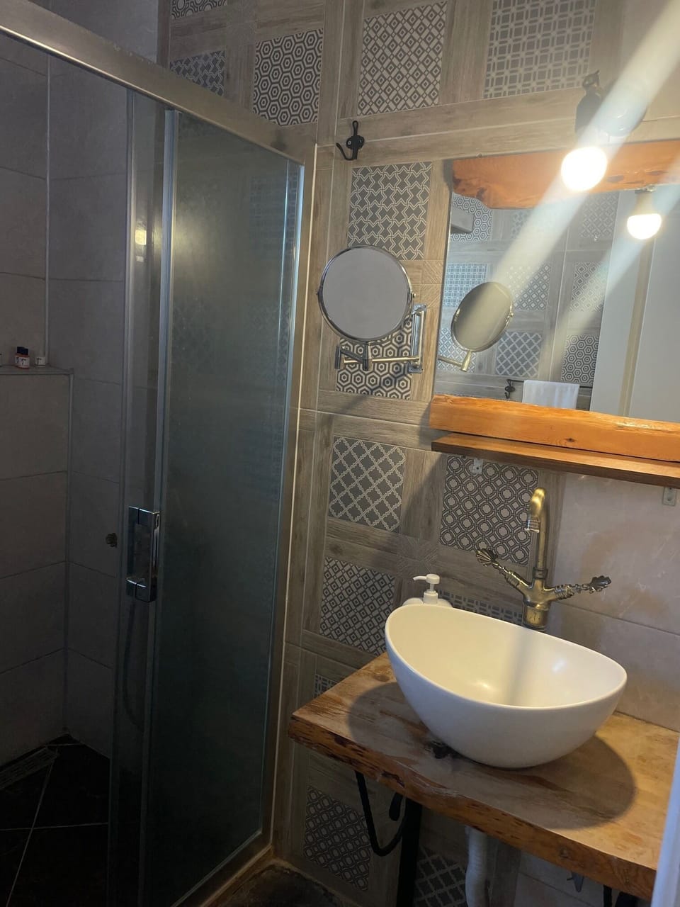 Basic Room | Bathroom | Shower, free toiletries, hair dryer, towels