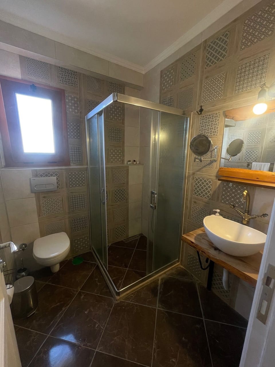 Basic Room | Bathroom | Shower, free toiletries, hair dryer, towels