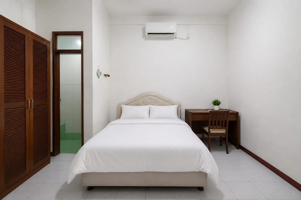 Deluxe Double Room | Desk, WiFi (free), bed sheets