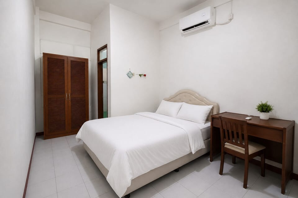 Deluxe Double Room | Desk, WiFi (free), bed sheets