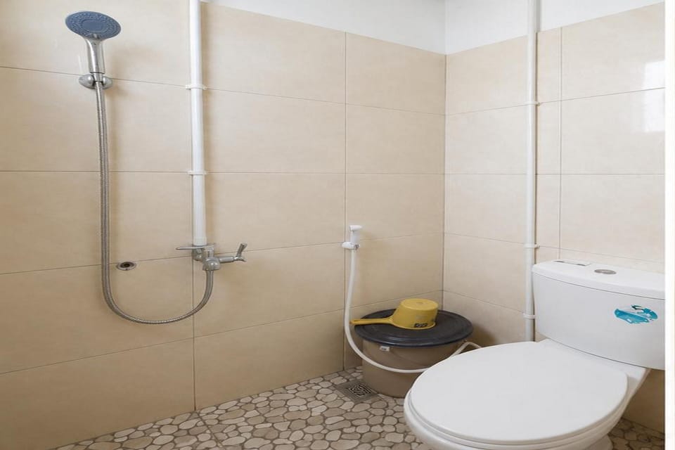 Standard Twin Room | Bathroom | Shower, towels