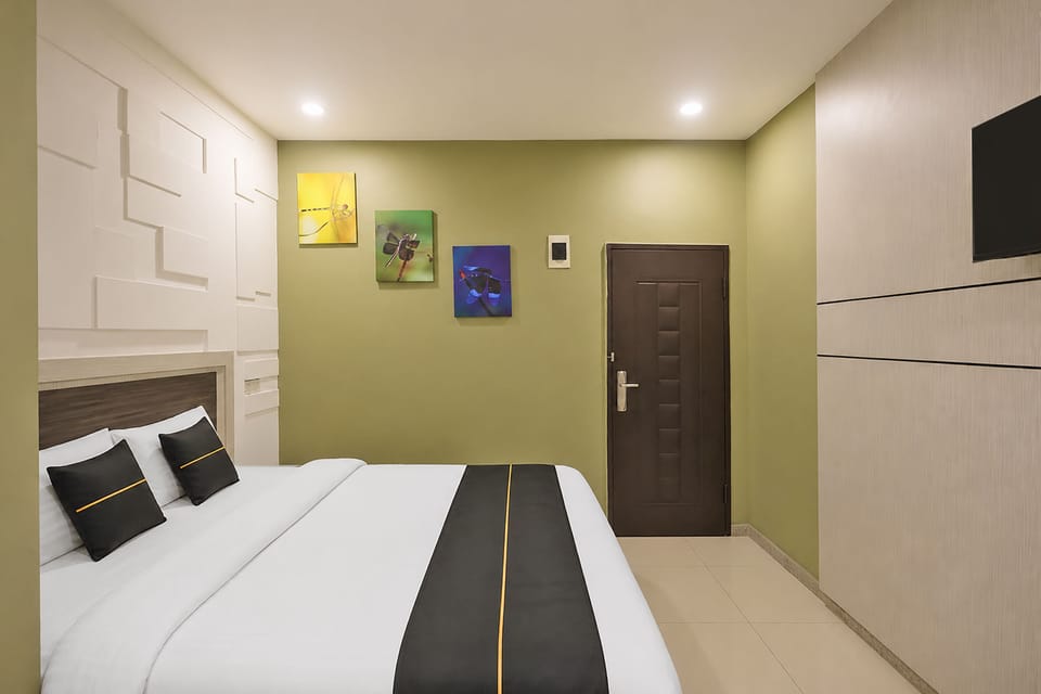 Standard Double Room | Desk, bed sheets