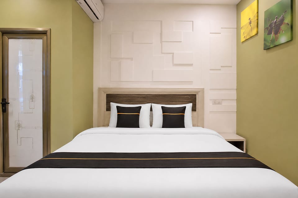 Standard Double Room | Desk, bed sheets