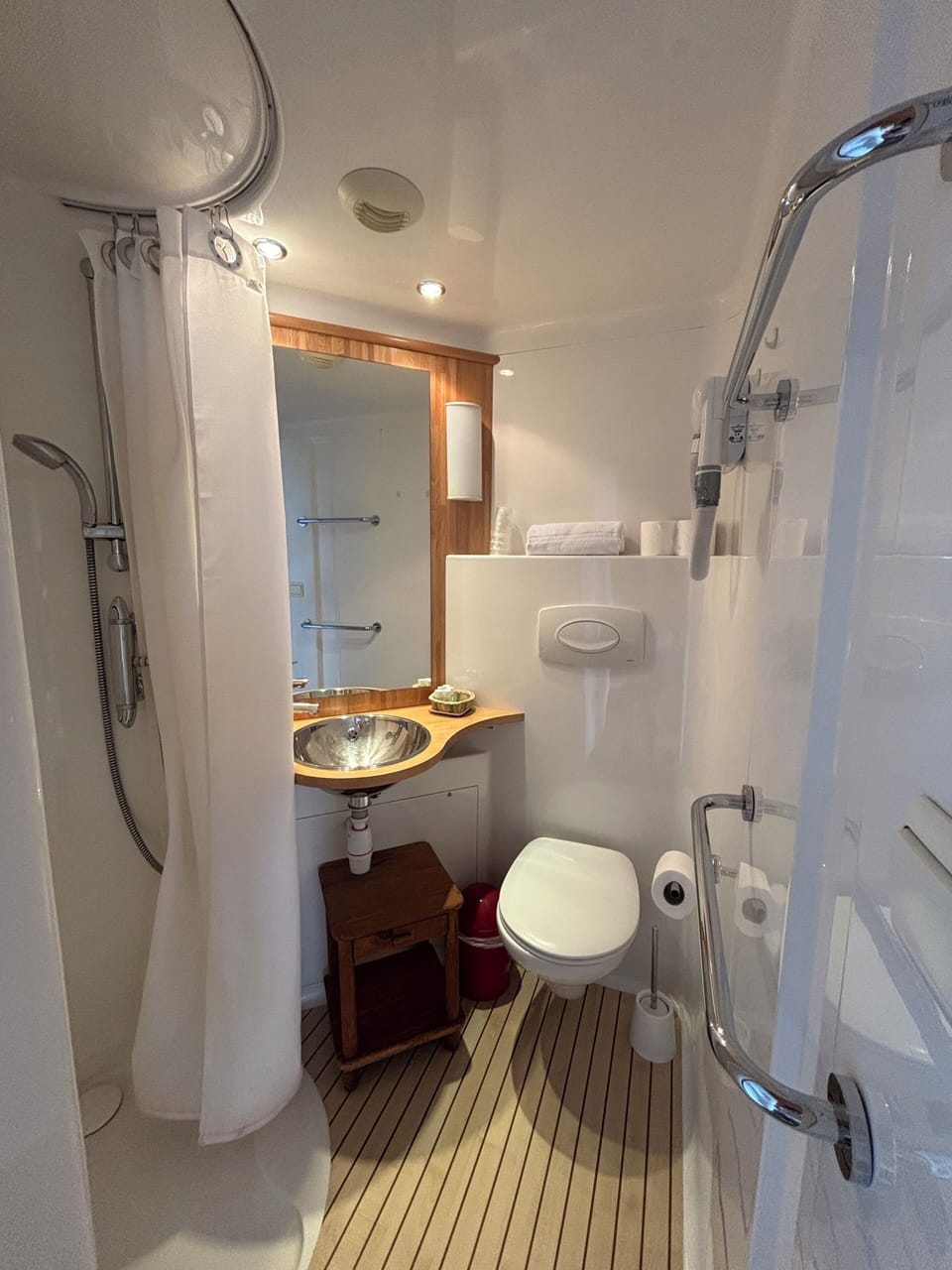 Family Room | Bathroom | Shower, hair dryer, towels, soap