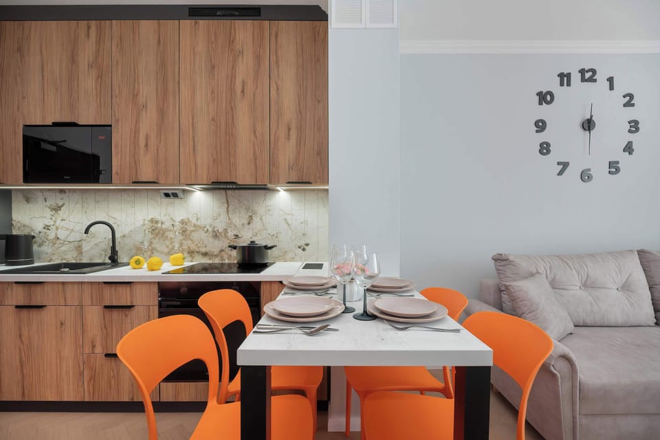 Fully equipped kitchen with dining table, ideal for preparing and enjoying meals.