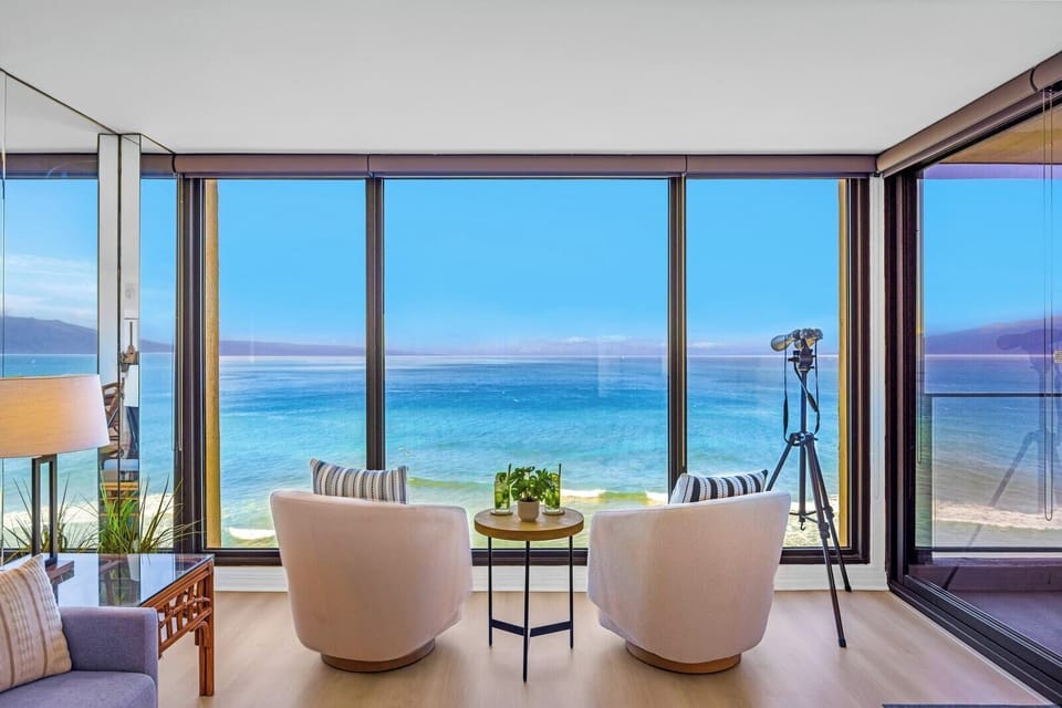 Share breakfast on the lanai table while trade winds roll in and the ocean stretches wide below. MAH-1006