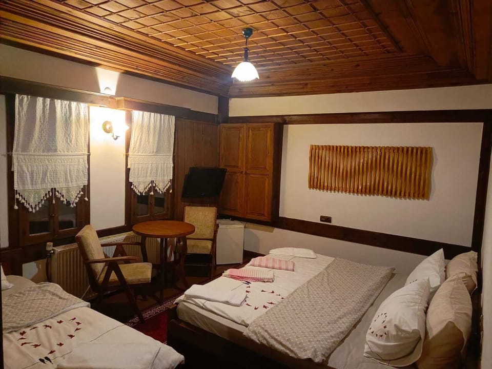 Economy Twin Room | Desk, laptop workspace, WiFi (free), bed sheets
