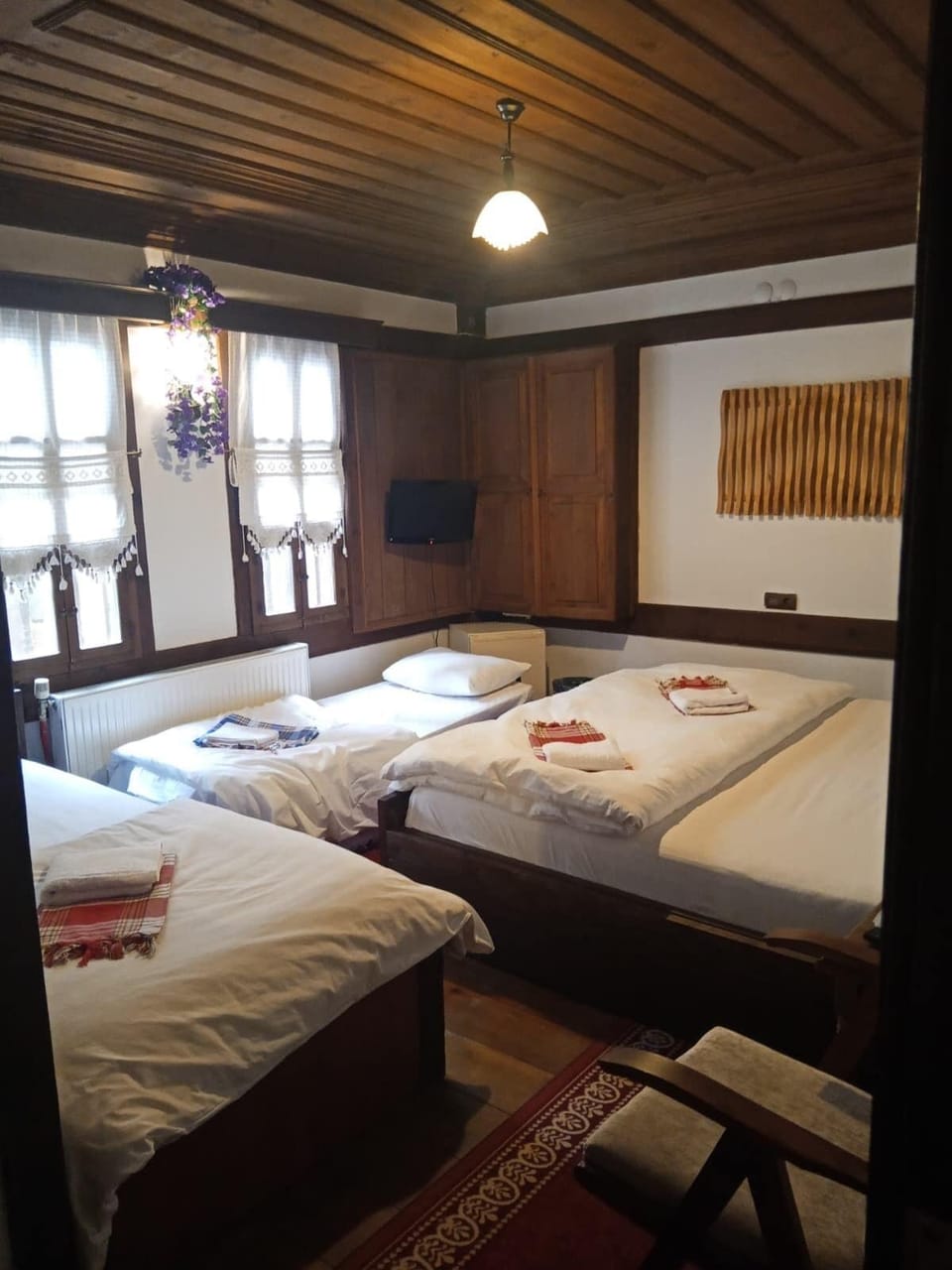 Room | Desk, laptop workspace, WiFi (free), bed sheets