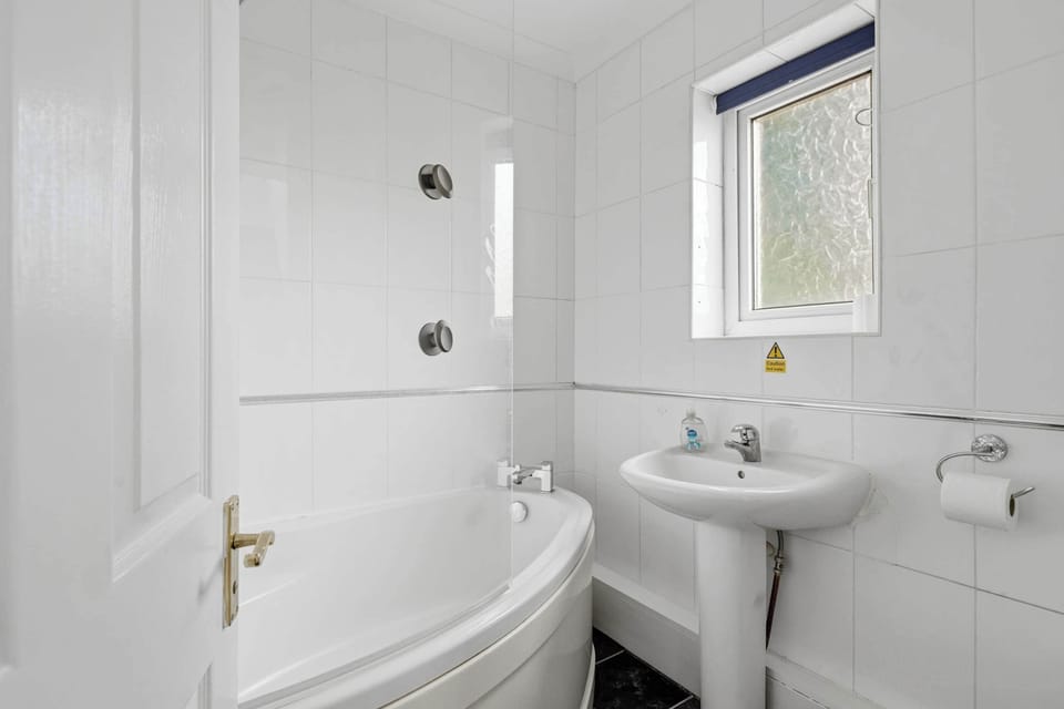 Comfortable 3 bed House Near Bedgrove Park House in Aylesbury
