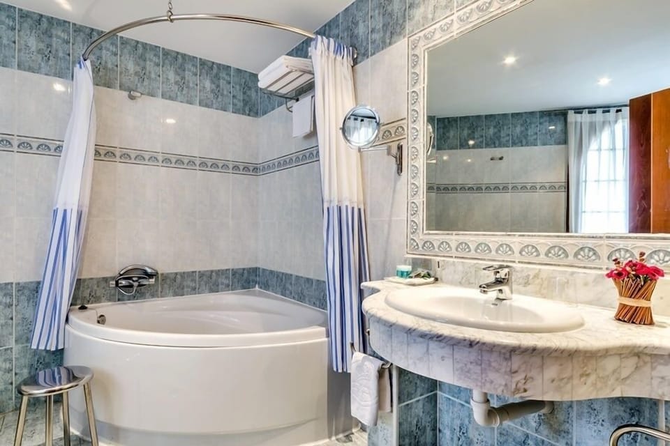 Superior Double Room | Minibar, desk, soundproofing, rollaway beds