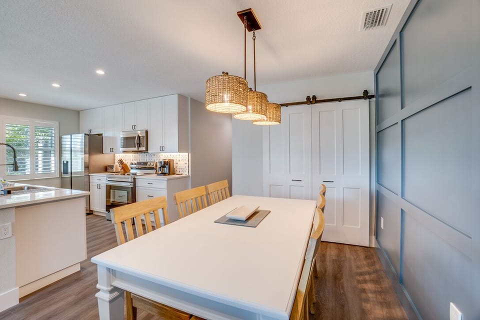Kitchen Table Comfortably Seats 6