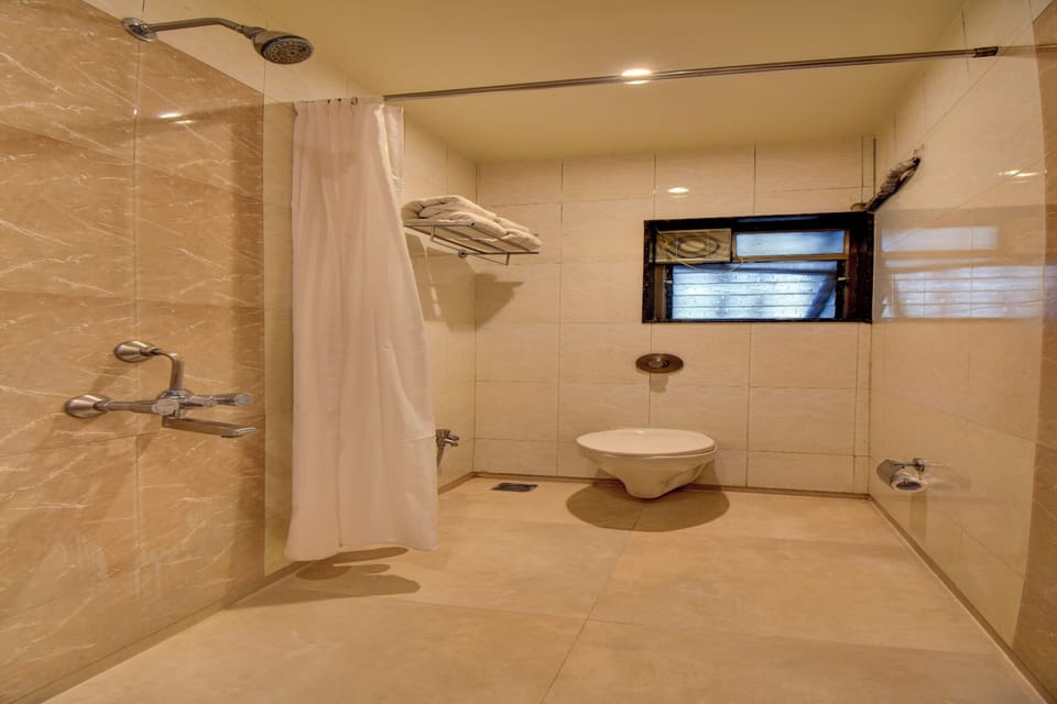 Executive Room | Bathroom | Shower, free toiletries, towels, soap