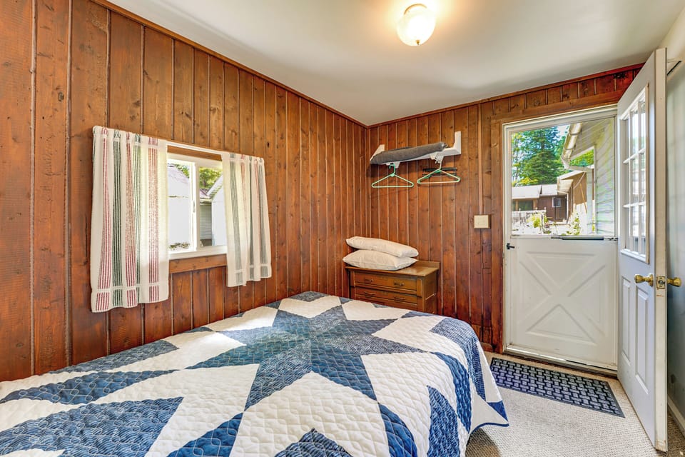 Swim, Boat, Fish On-site: Quaint Bass Lake Cabin! Cottage in Michigan