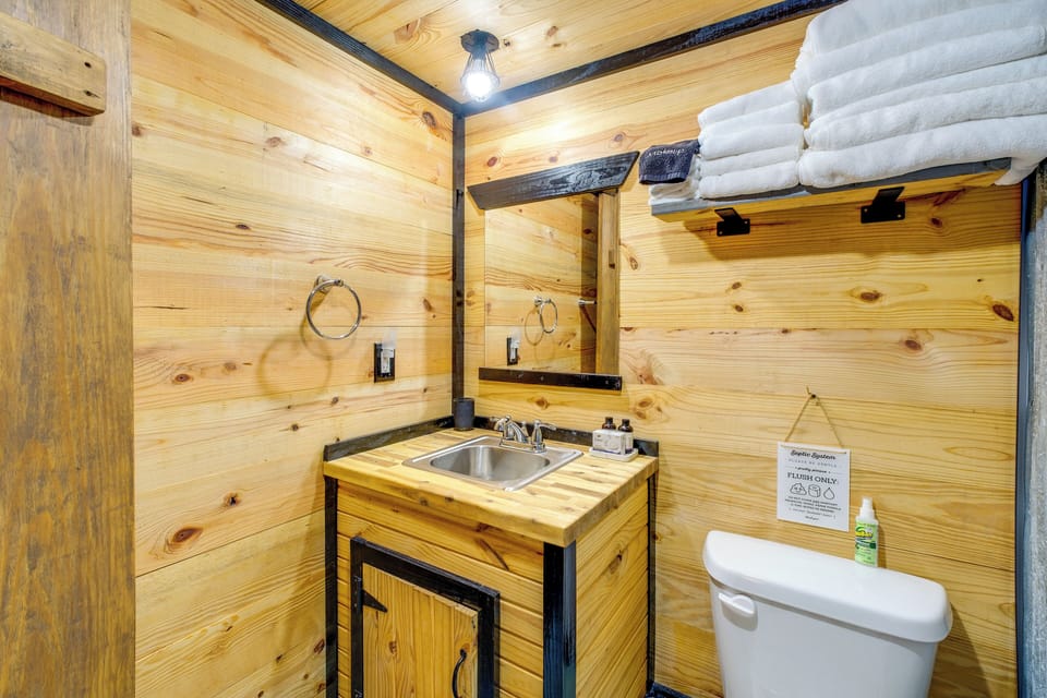 On-site Hiking & Fishing! 4-cabin Ozark Getaway Apartment in Missouri