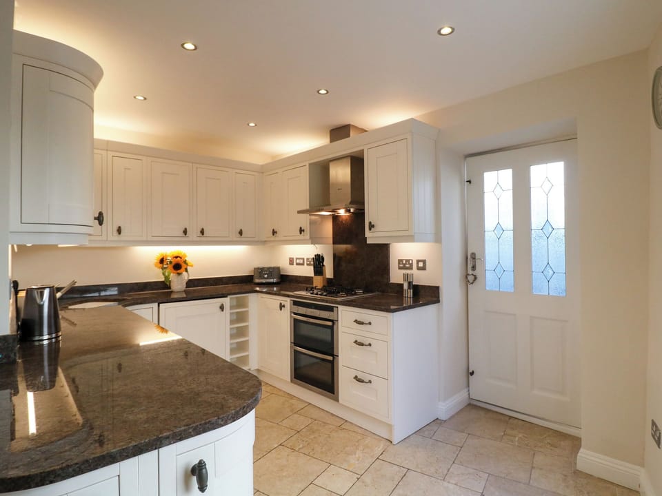 Cottage | Private kitchen | Dishwasher, cookware/dishes/utensils