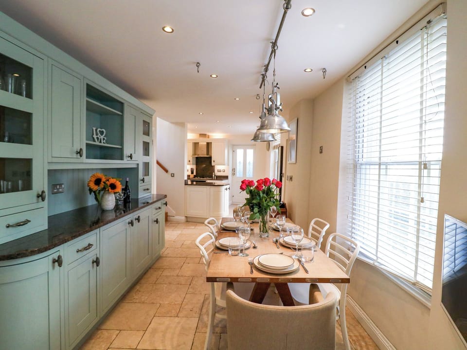 Cottage | Dining