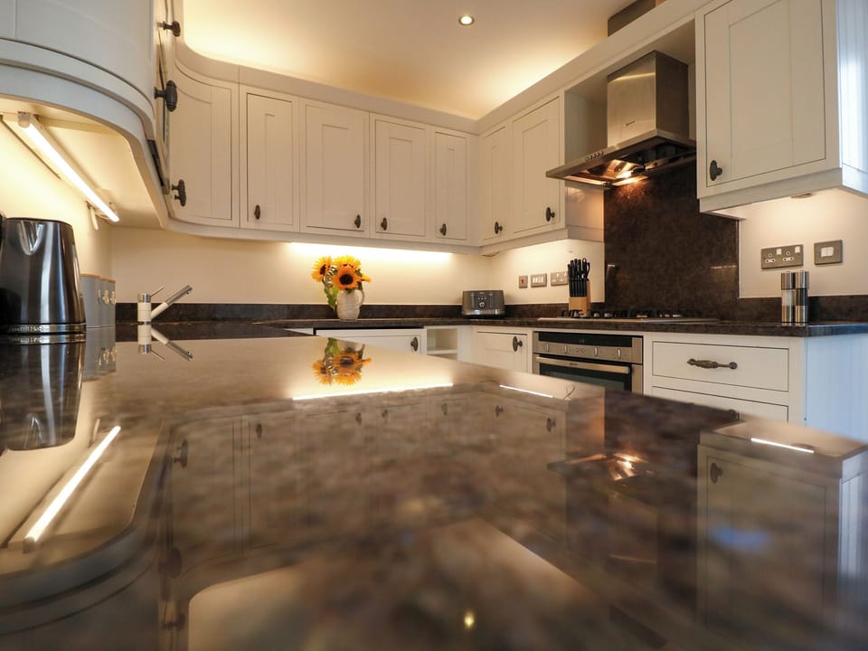 Cottage | Private kitchen | Dishwasher, cookware/dishes/utensils