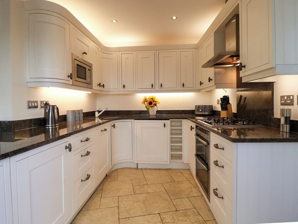 Cottage | Private kitchen | Dishwasher, cookware/dishes/utensils